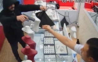 Adana'da kuyumcuda silahlı soygun gerçekleştiren 2 zanlı tutuklandı