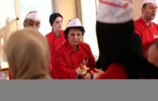 Adana'da “14. Tescilli Adana Kebabı Eğitimi“ni tamamlayan kursiyerler sertifika aldı