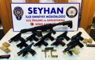 Adana'da akaryakıt istasyonunda ruhsatsız silah ve uyuşturucu ele geçirildi