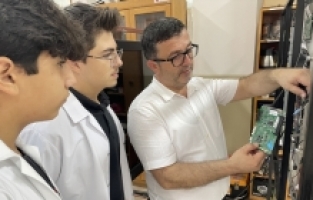 Adana'da akıllı tahtaların arızasını meslek lisesi öğrencileri gideriyor