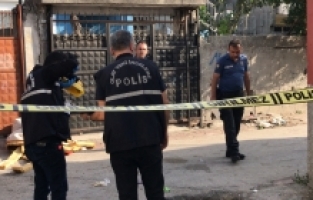 Adana'da evinin terasında silahla vurulan çocuk hastanede öldü