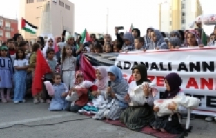 Adana'da, öldürülen Filistinli çocukların anısına gökyüzüne balon bırakıldı