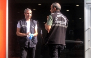 Adana'da silahla vurulan kişi banka şubesine sığındı