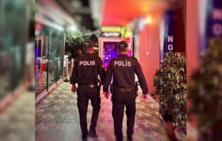Adana'da umuma açık iş yerleri polislerce denetlendi