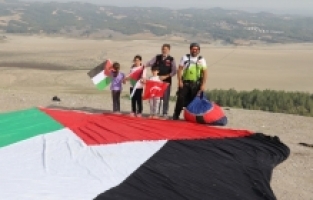 Adana'da yamaç paraşütü sporcusu Serdar Gülşen Filistin bayrağıyla atlayış yaptı