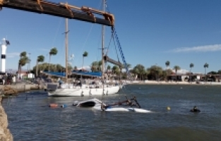 Antalya'da şiddetli fırtınada batan tekne denizden çıkarıldı