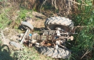 Antalya'da devrilen traktörün sürücüsü yara almadan kurtuldu