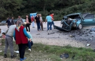 Antalya'da iki otomobil çarpıştı, 1 çocuk öldü, 8 kişi yaralandı