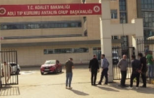 Antalya'da kamyonla çarpışan otomobildeki 2 kişi öldü, 1 kişi yaralandı