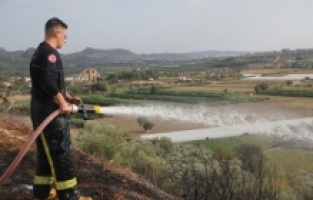 Antalya'da otluk alanda çıkan yangın söndürüldü