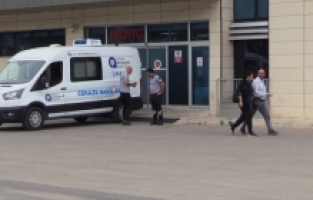 Antalya'da otomobilin dükkanın duvarına çarpması sonucu iki genç yaşamını yitirdi