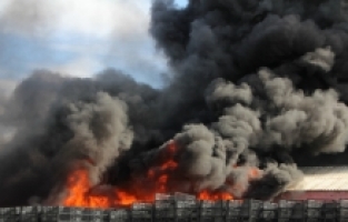 Antalya'da plastik ambalaj fabrikasında çıkan yangın hasara neden oldu
