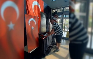 Antalya'da tatil yapan turist, Atatürk'e saygısıyla dikkati çekti