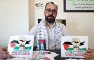 Antalya'da yaşayan Filistinli “Özgür Filistin“ temalı çıkartmalar ile İsrail işgalini anlatıyor