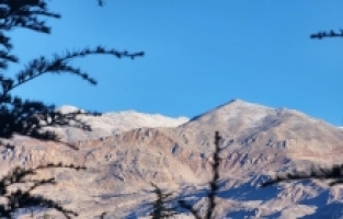 Antalya'nın Kaş ilçesinde yüksek kesimlere kar yağdı
