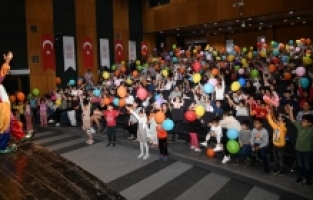 Arı Maya Çocuk Tiyatrosuna yoğun ilgi