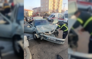 Burdur'da iki otomobilin çarpıştığı kaza 3 kişi yaralandı