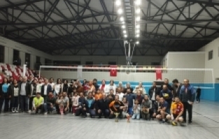 Çağlayancerit'te “24 Kasım Öğretmenler Günü“ voleybol turnuvası düzenlendi