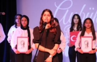 Depremde öğretmenini kaybeden öğrenci, şarkı söylerken gözyaşlarına hakim olamadı