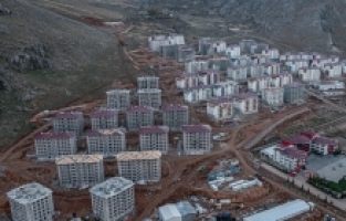 Depremin merkez üssü Elbistan'da yükselen afet konutları havadan görüntülendi