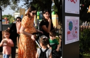 Depremzede çocukların Cumhuriyet'in 100. yılı dolayısıyla yaptığı resimler Antalya'da sergileniyor