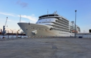 Fransız ve Bahama bayraklı 2 kruvaziyer gemisi Antalya'ya geldi