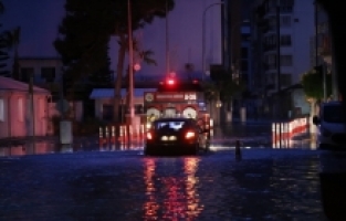Hatay'ın İskenderun ilçesinde sağanak ve kuvvetli rüzgar hayatı olumsuz etkiledi
