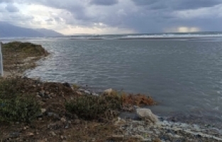 Hatay'da sağanak nedeniyle deniz taştı, sahil bandı su altında kaldı