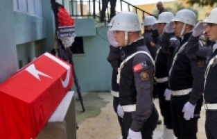 Hatay'daki trafik kazasında yaşamını yitiren polis memuru, Osmaniye'de toprağa verildi