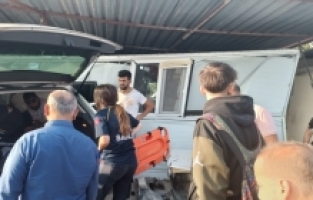 Hatay'da yol kenarındaki konteynere çarpan otomobilin sürücüsü yaralandı