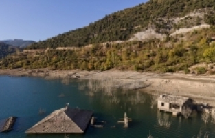 Isparta'da baraj sularının çekilmesiyle gün yüzüne çıkan taş evler görüntülendi