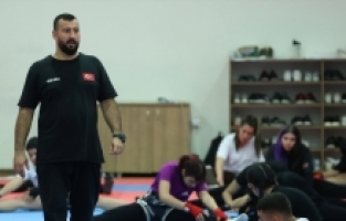 Kick boks ve muaythai branşında şampiyonlar yetiştiriyor