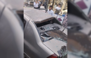 Mersin'de damdaki adaklık keçi seyir halindeki otomobilin üzerine düştü