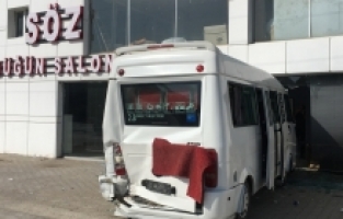 Mersin'de iş yerine giren minibüsteki 2 kişi yaralandı