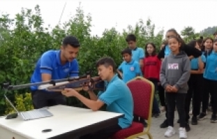 Mersin'de kırsal mahalledeki öğrencilere atıcılık eğitimi