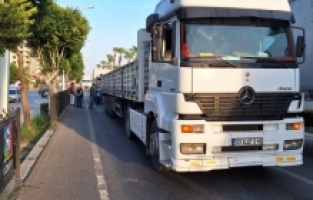 Mersin'de tıra arkadan çarpan kamyonun sürücüsü yaralandı