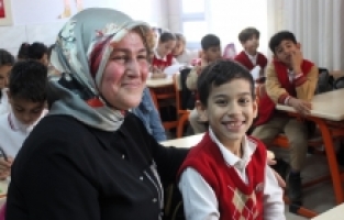 Otizmli Aytekin, öğretmen sevgisiyle hayata bağlandı