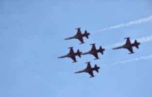 Türk Yıldızları Antalya semalarında “Ata'ya saygı“ uçuşu yaptı