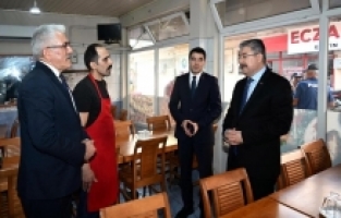 Vali Yılmaz, "Kim Milyoner Olmak İster" Yarışmasına katılan kebap ustası Ahmet Uçan'ı ziyaret etti