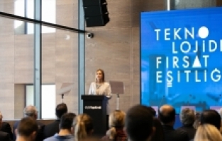 Yapı Kredi “Teknolojide Fırsat Eşitliği“ projesi ile 3 yılda 80 bin kadına ulaşacak