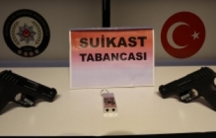 Adana'da anahtarlık şeklinde suikast tabancası ele geçirildi