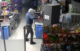 Adana'da iki marketten hırsızlık yapan zanlı kameradan belirlenerek yakalandı