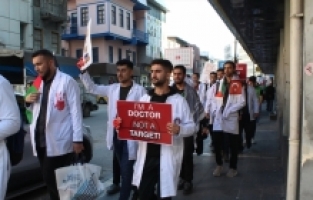 Adana ve Mersin'de sağlık çalışanları, İsrail'in saldırılarını protesto etti