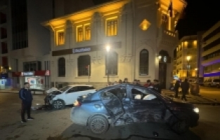 Adana'da çarpışan iki otomobilin sürücüleri yaralandı