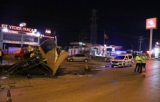Adana'da kamyonetle otomobilin çarpışması sonucu 1 kişi öldü, 3 kişi yaralandı