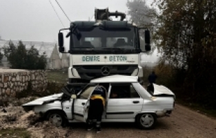 Antalya'da beton pompası aracıyla çarpışan otomobildeki anne ile oğlu öldü