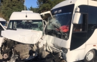 Antalya'da midibüsle servis aracı çarpıştı, 9 kişi yaralandı