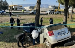 Antalya'da şarampole devrilen otomobildeki genç öldü, bir çocuk yaralandı