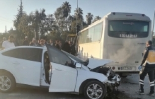 Antalya'da servis midibüsü ile otomobil çarpıştı, 2 kişi öldü, 13 kişi yaralandı