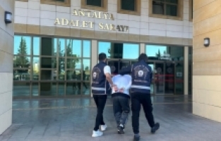 Antalya'da sosyal medyadan hakaret içerikli paylaşımlar yapan şüpheli yakalandı